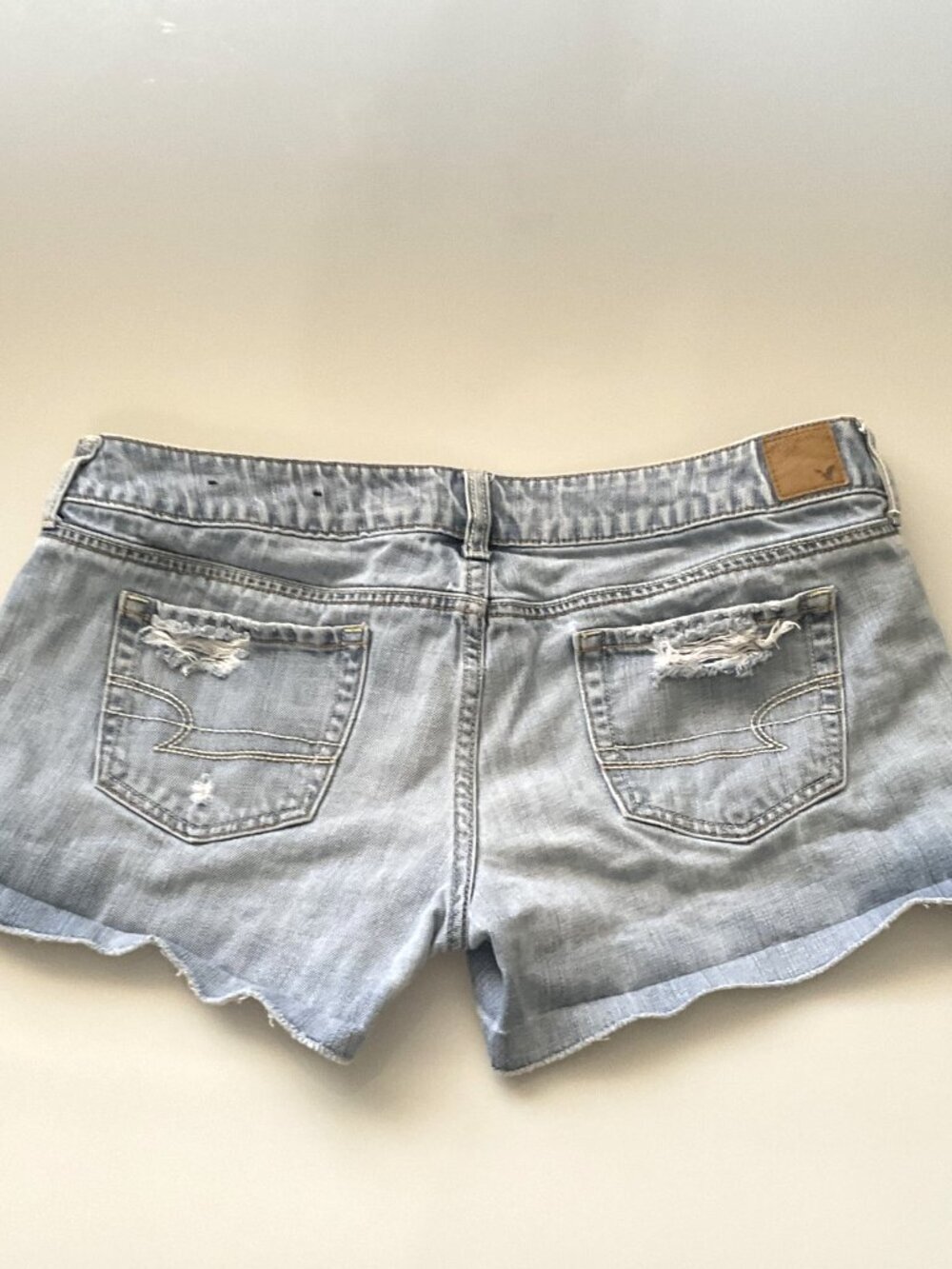 Y2K AMERICAN EAGLE DISTRESSED LOW RISE DENIM SHORTS LIGHT WASH SIZE 12 GUC